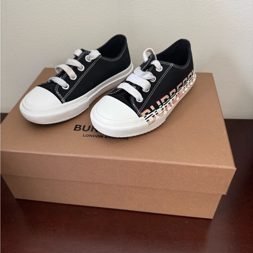 Burberry shoes for boys. Size 26 and the color is black and white.